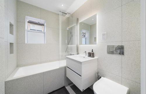 Newly Refurbished 2 Bed Flat - Photo 45