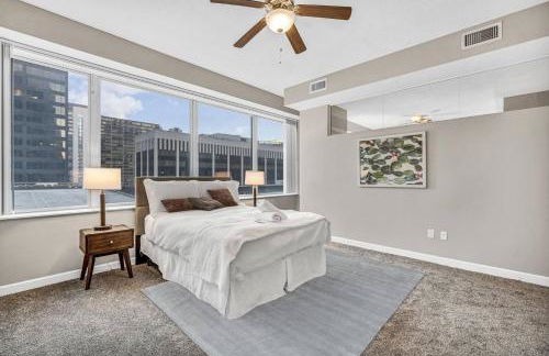 HUGE Panoramic SkySuite w/ Downtown VIEWS: Gym - Photo 4