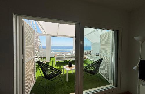 Ático en primera línea de playa - Foto 6