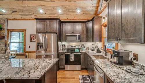 Brand New Build Luxury Mountain Chalet with Hot tub, pool, Game Room, Premium features - Foto 3, stove, dishwasher, pet friendly, minibar