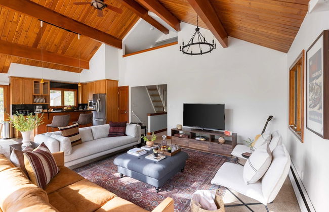 Bighorn by Avantstay Spacious Ski Cabin w/ Sprawling Porch, Views & Hot Tub! - Foto 31