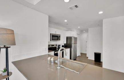 HEB703 Modern & Chic 2 Bedroom Condo Downtown Fort Worth, Free Parking, Walk to Convention Center - Foto 4
