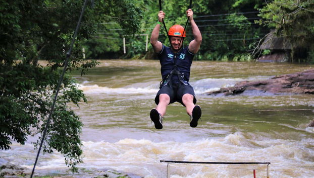Cruzando en tirolina el río Paranhana