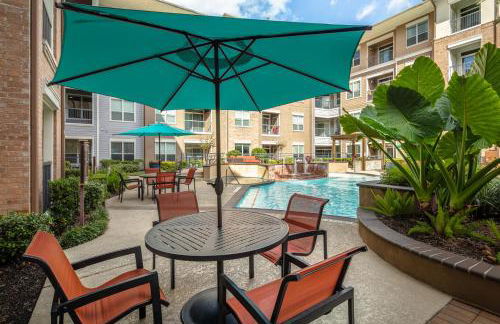 Gorgeous Furnished Apartments near Texas Medical Center & NRG Stadium - Photo 23
