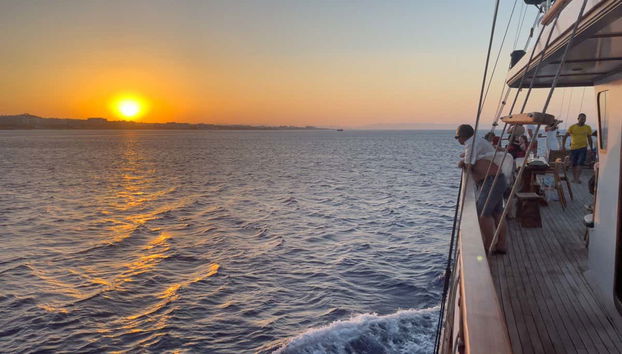 Vendo o entardecer do barco