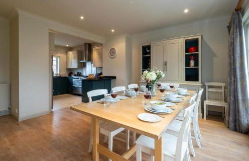 3 The Coastguards, Thorpeness - Only a stones throw from the Beach and very close to famous boating Meare, Country Club and Golf Club - Aldeburgh Coastal Cottages - Foto 3