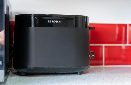 Cosy 3-Bed House With Parking, 5 Mins to QE & Uni - Photo 39