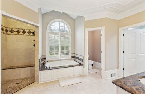 Elegant 5BR Retreat Pool & Yard - Foto 39