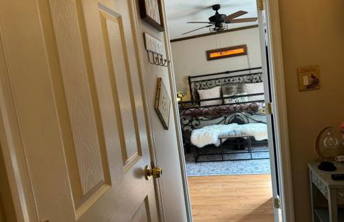 Romantic Getaway or Family Vacay with Mountain Views & Hot Tub - Foto 24