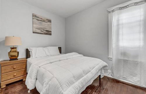 Renovated Main Floor Large 3 Bed House - Photo 10