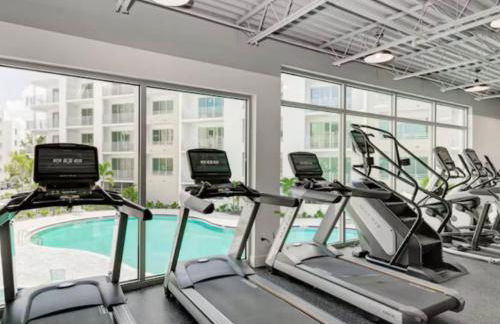 Luxury 2 Bed 2 Bath Waterfront Condo with Patio Sunsets Gym and Parking - Foto 63
