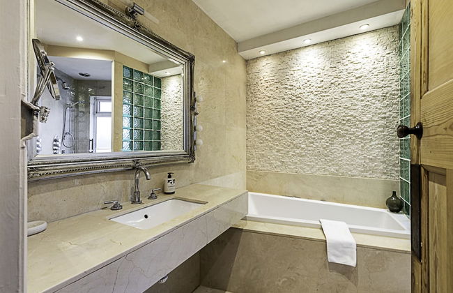 Gorgeous 4-bed Home With a Fireplace and Terrace - Foto 16