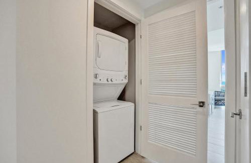 Luxury 2 Bedroom Corner Condo Walk to Design District, Infinity pool with Bay and City views, Gym, Free Parking Spot - Foto 9