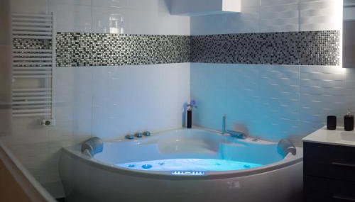 Le nid d' évol gite avec balnéo,terrasse et vue sur la montagne - Foto 2