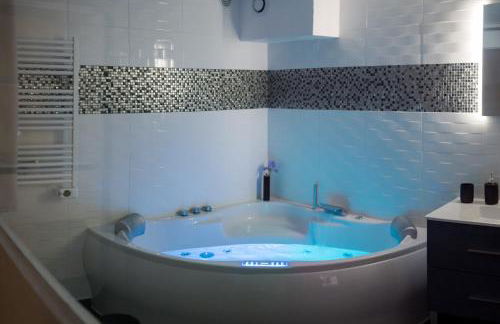 Le nid d' évol gite avec balnéo,terrasse et vue sur la montagne - Foto 2