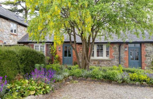 Courtyard Cottage - Photo 1