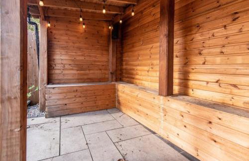 5Bed House with Games Room & Slide! Fast WiFI & FREE Parking - Photo 20