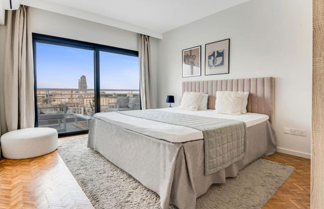 Phaedrus Living: City Center Sky Penthouse - Photo 11