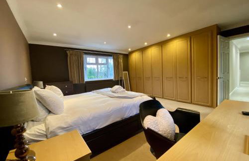 Beautiful 5 Bed 3 Bathroom Detached Family Home 8 - Photo 10