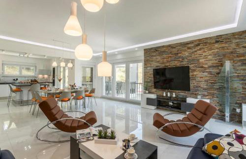 Luxe villa with pool, jacuzzi, and sauna - Foto 33