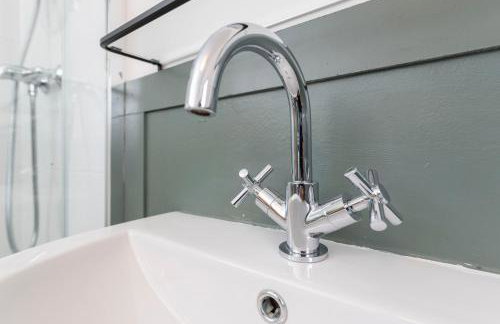 Stunning Bishop Auckland House with 5-bedrooms & 8 Beds Sleeps 12 with Free Parking by PureStay - Foto 59