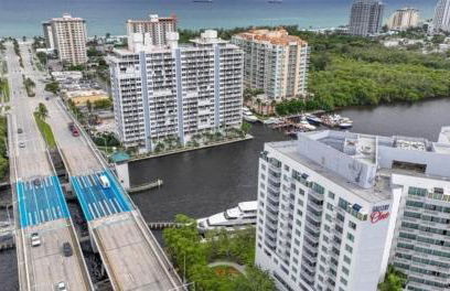 Modern Condo by the Beach, Water Taxi Stop, Prime Location! - Foto 1