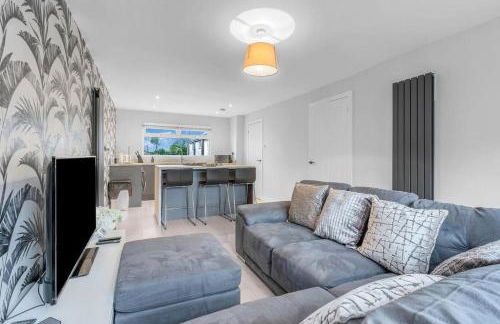 West Lothian 5 Beds + car space - Photo 1