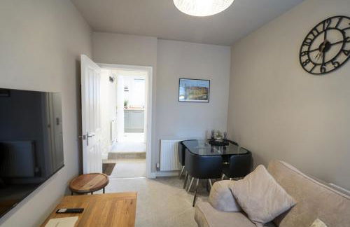 Relaxing Town Centre House - Perfect for Exploring - Photo 3