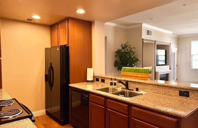 New Stylish 1BR Apt With Heated Pool Gym Yoga Studio - Photo 5