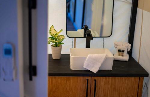 Treehouse Glamping at Pecan Haven W Hot Tub - Foto 31