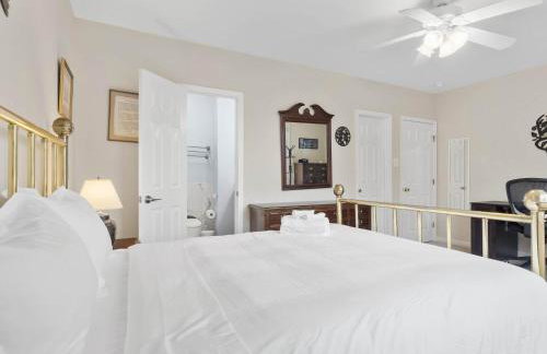 Classy Old Town Getaway 3-BR in Perfect Location - Foto 12