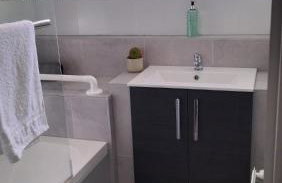 Leeson House in Harborne, Birmingham near Botanical Gardens, Queen Elizabeth Hospital, Birmingham University, Utilita Arena, Edgbaston Cricket Ground, Cadbury World and the Midland Art Centre, with free parking - Photo 25