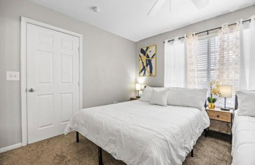 2BR Modern Hideaway near Downtown, Gated, Pool - Foto 23