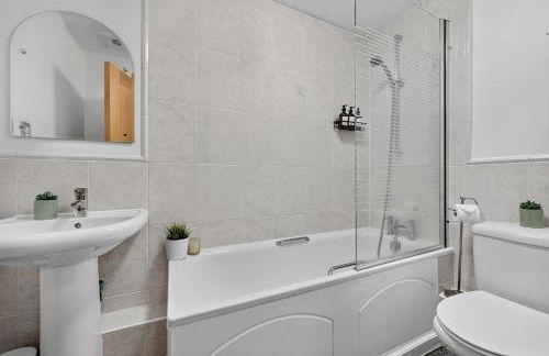 Riverside Apartments with Balcony, 1 Min Walk to Vauxhall Station - Foto 23