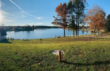 5BR Lakefront Getaway with hot tub - Foto 31