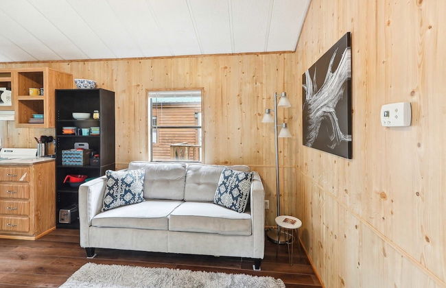 Cabin 10~ Cozy Toronto Lake Cabin ~ Walk To The Water 1 Bedroom Cabin by RedAwning - Photo 10