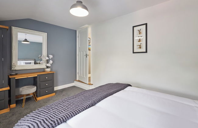 Host Stay Castle View Cottage - Photo 13