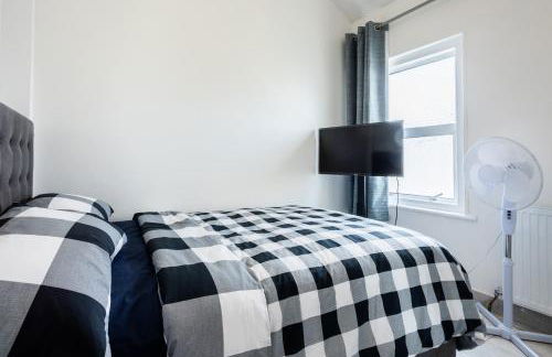 4 bedroom house with Garden, Parking & 3 mins Walking Distance from Train Station - Photo 29