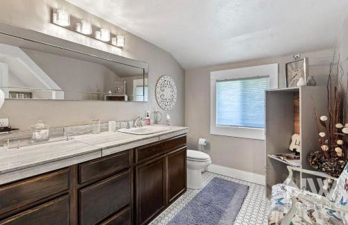 Cozy Farmhouse w Treehouse Fire Pit 1 Mile to Beach Close to Skiing Adventures 1226 - Foto 36