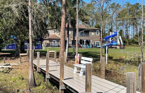 Lakefront Mansion on 10 Acres - Sleeps 15-45 - Foto 63