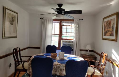 East Granby with AC and WiFi 3 minute to Bradley - Foto 8