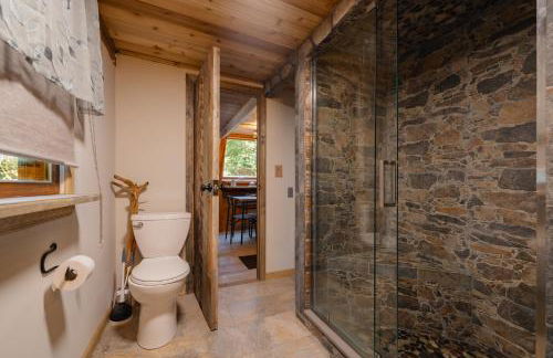 Enchanting River- Water Front A-Frame Cabin - Foto 34