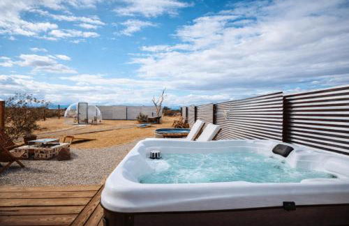 Romantic Desert Escape - Stargazing Dome, Hot Tub, Fire Pit, Hammocks, Cowboy Pool - Foto 2