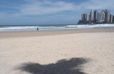 Apartamento com varanda Gourmet na praia da enseada - Foto 11