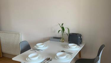 Spacious Modern 3-Bedroom Apartment with Balcony & Free Parking near City Centre - Photo 5