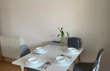 Spacious Modern 3-Bedroom Apartment with Balcony & Free Parking near City Centre - Foto 5