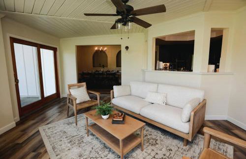 Riverfront Beauty with Pickle Ball Court - Foto 18