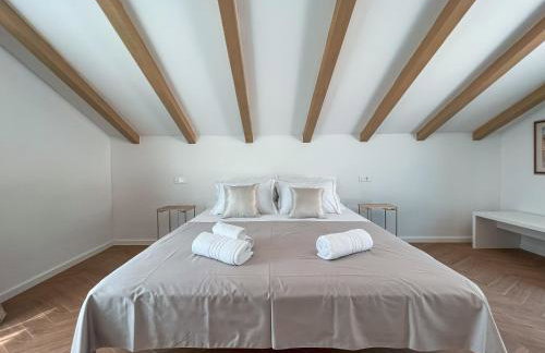 Mediterranean Oasis Seaside Villa with Pool - Foto 16