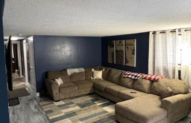 Entire level just off Interstate, free breakfast - Foto 1