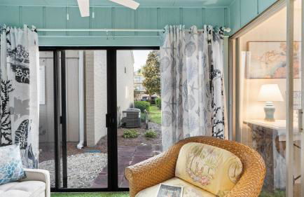 Steps from the Sand Bright Coastal Stay w Pool Access Coastal Hideaway by AvantStay - Foto 21